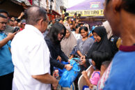 Wakil Ketua DPRD DKI Jakarta Ima Mahdiah menyerahkan bantuan kepada korban kebakaran.