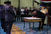 Momen Anggota PAW DPRD Provinsi DKI Jakarta Gani Suwondo menandatangani berita acara.