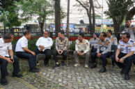 Suasana diskusi di lokasi operator parkir.