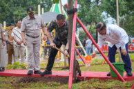 Anggota Komisi C Hadiyanto Kenneth melakukan penanaman pohon secara simbolis sebagai upaya penghijauan pada area taman