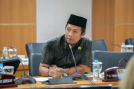 Anggota Pansus Penyelenggaraan Pendidikan Dina Masyusin memberikan tanggapan