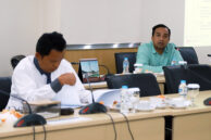 Anggota Pansus Ranperda KTR (kanan) memberikan pandangan