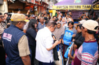 Gubernur DKI Jakarta Pramono Anung bersama Wakil Ketua DPRD DKI Jakarta Ima Mahdiah menyerahkan bantuan.