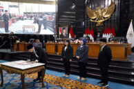 Momen Wakil Ketua DPRD Provinsi DKI Jakarta Wibi Andrino menandatangani berita acara.