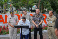Anggota Komisi C Hardiyanto Kenneth membersamai Pramono Anung menandatangani prasasti peresmian Taman Bugar, Jakarta Barat