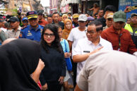 Wakil Ketua DPRD DKI Jakarta Ima Mahdiah bersama Gubernur DKI Jakarta Pramono Anung menemui warga korban kebakaran.