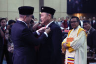 Momen penyematan pin oleh Wakil Ketua DPRD Provinsi DKI Jakarta Wibi Andrino kepada Anggota PAW DPRD Provinsi DKI Jakarta Gani Suwondo.