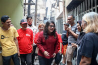 Wakil Ketua DPRD Provinsi DKI Jakarta, Ima Mahdiah menyapa dan berbincang dengan warga terdampak kebakaran di Gang Langgar, Kecamatan Tamansari, Jakarta Barat.