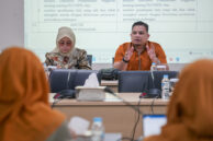 Anggota Pansus Kawasan Tanpa Rokok Ali Lubis (kanan) menyampaikan masukan