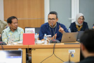 Kepala Sub Kelompok (Kasubkel) Kesejahteraan Rakyat (Kesra) Biro Hukum Setda DKI Jakarta Afifi menyampaikan penjelasan.