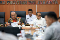 Kepala Subbagian Produk Hukum dan Pengkajian Sekretariat DPRD Provinsi DKI Jakarta, Nur Achmad membacakan rancangan peraturan daerah Jaringan Utilitas (Jarut).