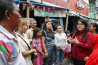 Wakil Ketua DPRD Provinsi DKI Jakarta, Ima Mahdiah menyapa dan berbincang dengan warga terdampak kebakaran di Gang Langgar, Kecamatan Tamansari, Jakarta Barat.