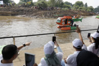 Perahu dengan model Helikopter melintasi tamu jajaran tamu undangan.