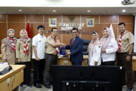 Pemberian cinderamata secara simbolis.