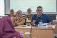 Kepala Sub Kelompok (Kasubkel) Kesejahteraan Rakyat (Kesra) Biro Hukum Setda DKI Jakarta Afifi (kanan) menyampaikan penjelasan