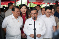 Momen Anggota DPRD Provinsi DKI Jakarta membersamai Gubernur Provinsi DKI Jakarta, Pramono Anung dalam memberikan keterangan pers.