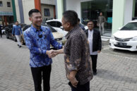 Ketua Pansus Perparkiran Jupiter menyambut kedatangan Kepala UP Perparkiran Dishub Adji Kusambarto di Apartemen MTH Residence Jakarta Timur.