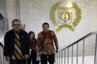 Wakil Ketua DPRD DKI Jakarta Basri Baco bersama Ketua Komisi Pemilihan Umum (KPU) DKI Jakarta Wahyu Dinata menuju ruang acara.