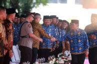 Gubernur DKI Jakarta, Pramono Anung menyalami Wakil Ketua DPRD DKI Jakarta, Wibi Andrino.