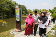 Suasana Komisi E DPRD DKI Jakarta meninjau Perkampungan Budaya Betawi Setu Babakan.