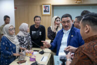 Momen Anggota DPRD Provinsi DKI Jakarta berbincang dengan Jaringan Rakyat Miskin Kota (JRMK).