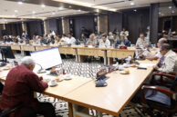 Jajaran eksekutif mengikuti jalannya rapat.