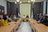 Suasana dialog antara DPRD DKI Jakarta dengan pengunjuk rasa dari Koalisi Jakarta Sehat serta sejumlah mahasiswa