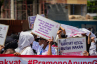 Potret sejumlah pengunjuk rasa dari APKLI Perjungan menyampaikan aspirasi di depan gedung DPRD DKI Jakarta