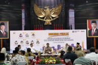 Anggota Komisi Pemilihan Umum Republik Indonesia selaku Ketua Divisi Teknis Idham Holik menyampaikan materi diskusi.