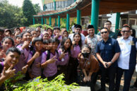Sejumlah anak sekolah berswafoto bersama Pimpinan dan Anggota Komisi E di Perkampungan Setu Babakan
