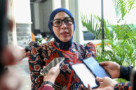 Anggota Komisi B DPRD Provinsi DKI Jakarta, Nur Afni Sajim memberikan keterangan pers.