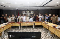 Foto bersama usai menuntaskan Ranperda Jaringan Utilitas.