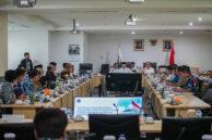 Suasana rapat Bapemperda bersama eksekutif terkait pasal-pasal Ranperda tentang Perubahan Bentuk Badan Hukum Perusahaan Perumda Air Minum Jaya menjadi Perseroda