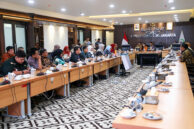 Suasana rapat kerja.