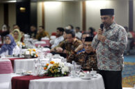 Anggota DPRD DKI Jakarta Abdul Aziz menyampaikan pertanyaan.
