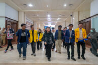 Ketua Pansus Kawasan Tanpa Rokok (KTR) Farah Savira didampingi Wakil Ketua Pansus Abdurahman Suhaimi temui pengunjuk rasa didepan gedung DPRD DKI Jakarta