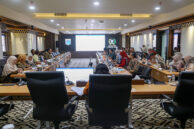 Suasana rapat kerja.