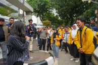 Ketua Pansus Kawasan Tanpa Rokok (KTR) Farah Savira temui pengunjuk rasa di depan gedung DPRD DKI Jakarta