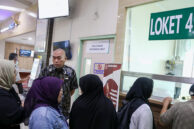 Momen Komisi E DPRD Provinsi DKI Jakarta menyapa dan berbincang dengan masyarakat di RSUD Pasar Minggu.