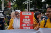 Penyampaian aspirasi pengunjuk rasa terkait Kawasan Tanpa Rokok