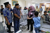 Momen Komisi E DPRD Provinsi DKI Jakarta menyapa dan berbincang dengan masyarakat di RSUD Pasar Minggu.