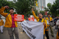 Penyampaian aspirasi pengunjuk rasa terkait Kawasan Tanpa Rokok