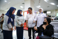 Momen Komisi E DPRD Provinsi DKI Jakarta menyapa dan berbincang dengan masyarakat di RSUD Pasar Minggu.