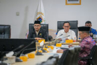 Ketua Bapemperda Abdul Aziz (kiri) memimpin jalannya rapat