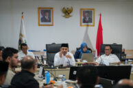 Ketua Bapemperda Abdul Aziz (kanan) memimpin rapat didampingi Wakil Ketua Bapemperda Jhonny Simanjuntak