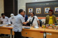 Wakil Ketua Bapemperda sekaligus Anggota Pansus Ranperda Kawasan Tanpa Rokok Jhonny Simanjuntak menyalami peserta unjuk rasa