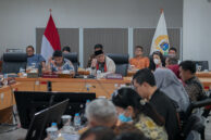 Ketua Komisi E Muhammad Thamrin (tengah) memimpin rapat