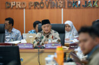 Wakil Ketua Pansus KTR DPRD Provinsi DKI Jakarta, Abdurrahman Suhaimi memulai pembahasan.