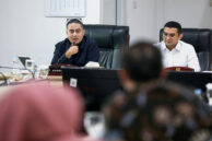 Koordinator Komisi D DPRD Provinsi DKI Jakarta, Wibi Andrino (kiri) menyampaikan pandangan.