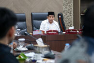 Ketua DPRD Provinsi DKI Jakarta, Khoirudin memulai pembahasan.